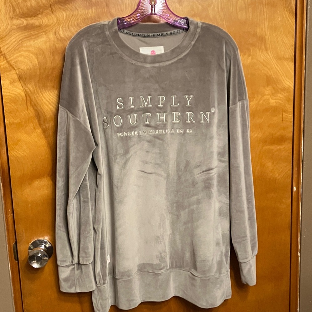 SIMPLY SOUTHERN . Women’s Crewneck Velour Top. Size Large. Long sleeve. EUC